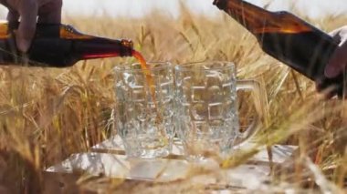 İki bardak soğuk karanlık bira şişeleri dökün