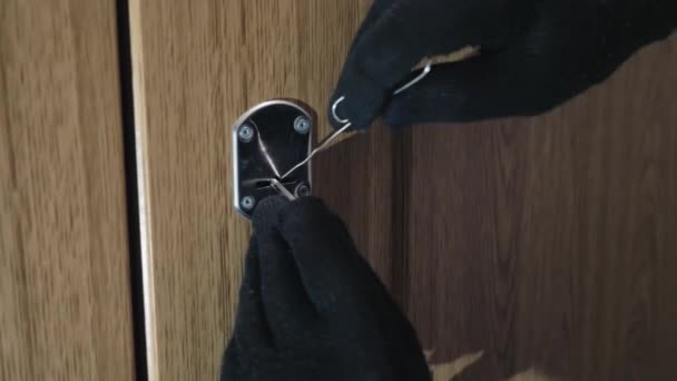 Mãos em luvas abrindo a fechadura com picklocks — Vídeo de Stock