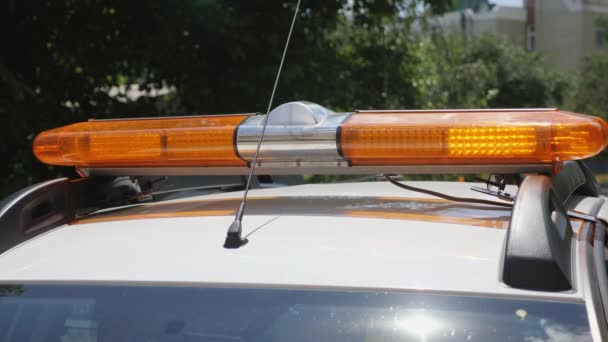 Luz intermitente de advertencia ámbar en el coche de seguridad — Vídeos de Stock
