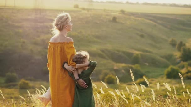 Mamma med barn monter på berget dalen — Stockvideo