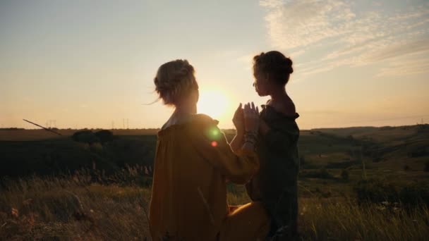 Silhouette di madre e sua figlia — Video Stock