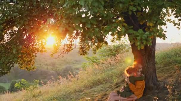 Maman et fille embrassant regarder le coucher du soleil — Video