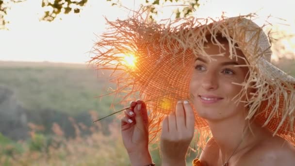 Piękna kobieta w słomkowym kapeluszu — Wideo stockowe