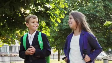 Öğrenciler okula gider