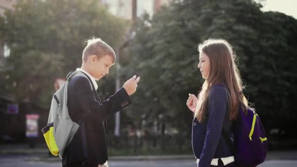 Kinder spielen Handspiel - Papiersteinschere — Stockvideo