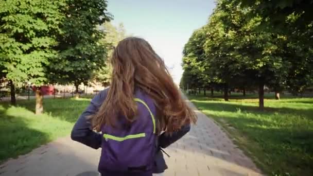 Una chica corriendo con una mochila escolar — Vídeo de stock