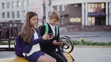 Bir erkek ve bir kız bir smartphone ve bir tablet kullanıyorsanız