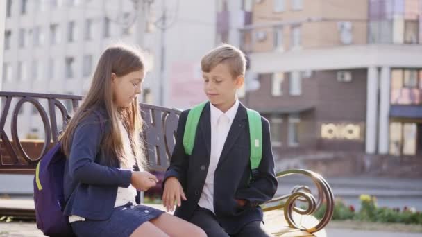 I bambini giocano a mano - carta forbici di pietra — Video Stock