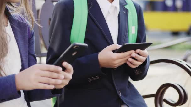Gli alunni giocano nello smartphone e tablet — Video Stock