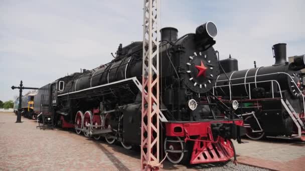 Alte Dampflokomotive, Eisenbahnmuseum in der Ukraine — Stockvideo