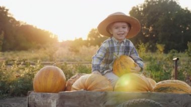 Kabak ile gülümseyen küçük çiftçi