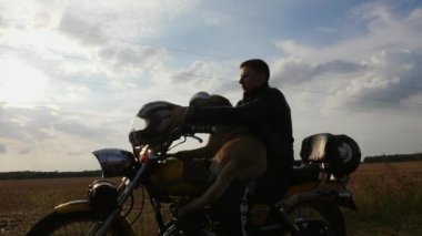 Adam giyim oturma motosiklet kask
