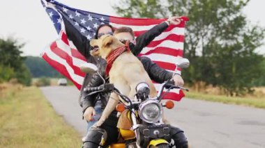 Genç bir kadın büyük bir Amerikan bayrağı sallayarak mutludur