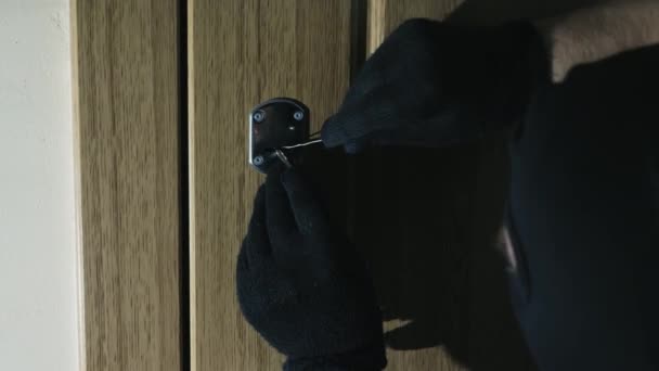 손들어 절단기로 자물쇠를 여는 장갑 — 비디오