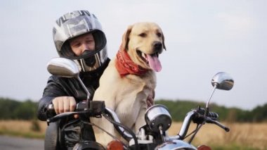 Labrador bir motosiklet kask çocuklar yüzüne yalıyor