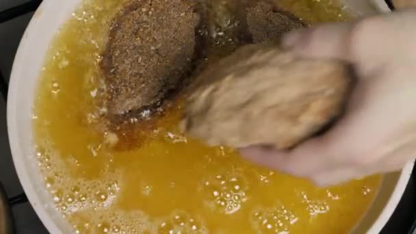 Proceso Cocción Las Chuletas Una Sartén Aceite Girasol Hirviendo — Vídeo de stock