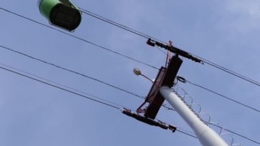 Mavi gökyüzü arka planında kablo teleferiğin alt görüntüsü