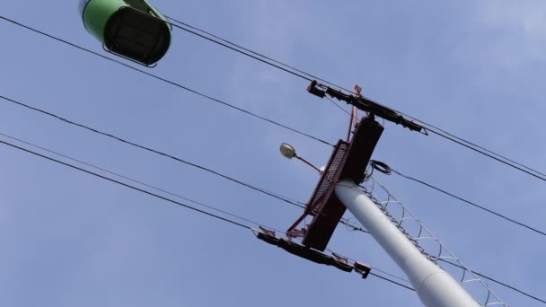 Onderaanzicht Van Kabelbaan Gondel Kabelbaan Blauwe Lucht Achtergrond — Stockvideo