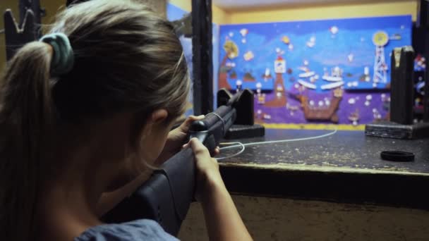 瞄准射击画廊的空中步枪的年轻女孩 射击目标在破折号 — 图库视频影像