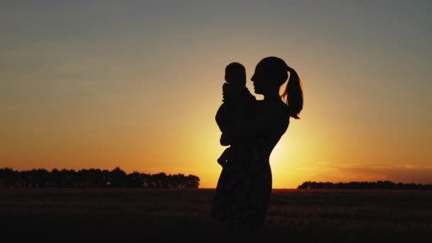 Σιλουέτα Της Μητέρας Μωρό Στο Ηλιοβασίλεμα Αργή Κίνηση Πυροβολισμό Κοπέλα — Αρχείο Βίντεο