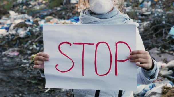 Kız eylemci atıkların üzerinde Stop posteri ile — Stok video