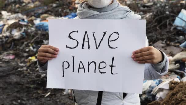 Attivista ragazza con poster Save Planet sulla discarica di rifiuti — Video Stock