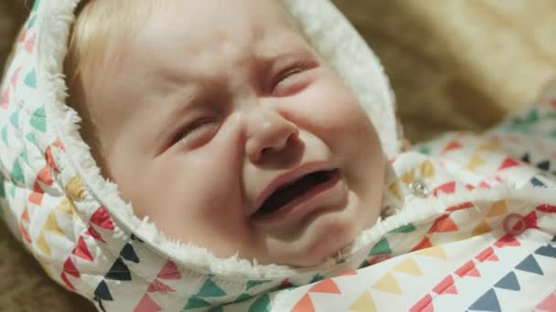 Крупним планом портрет плачучої шестимісячної дитини — стокове відео