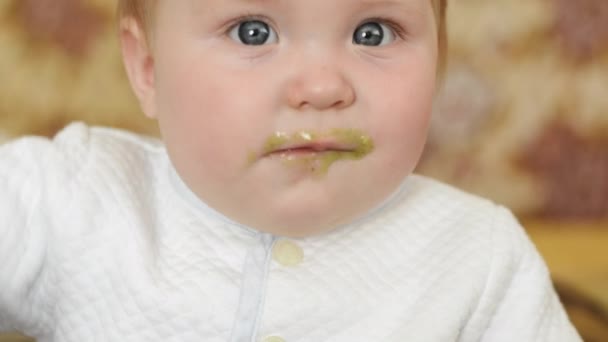 A mãe dá a comida de bebê de uma colher — Vídeo de Stock