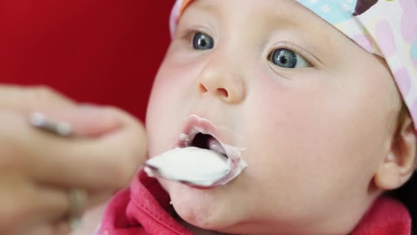 Madre alimentando a su bebé con una cuchara — Vídeos de Stock