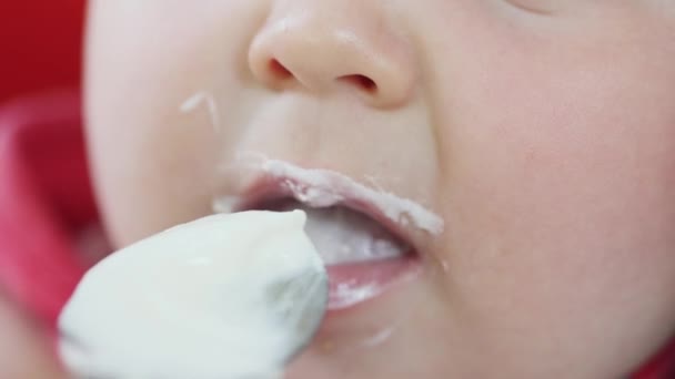 Madre alimentando a su bebé con una cuchara — Vídeos de Stock