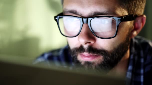 戴眼镜的人在笔记本电脑上工作 — 图库视频影像