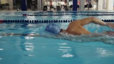 Kapalı havuz eğitim yüzmek