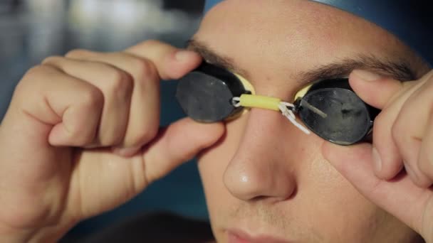 Close-up van zwemmers gezicht met bril — Stockvideo