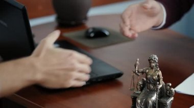 Karşılıklı iki kişi ofis yakın çekim