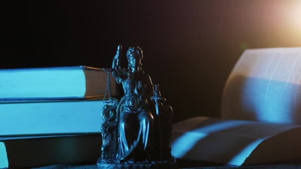 Statua della Giustizia Statuetta, luce e libri — Video Stock