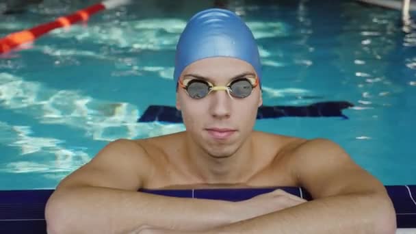 O nadador cansado descansa na piscina — Vídeo de Stock