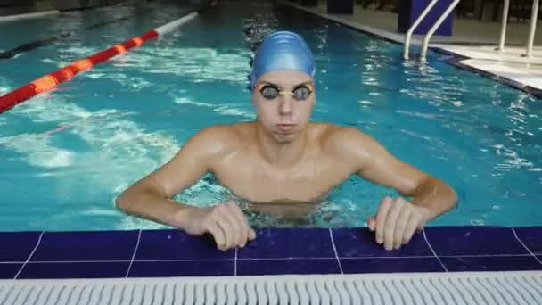 Il nuotatore stanco riposa in piscina — Video Stock