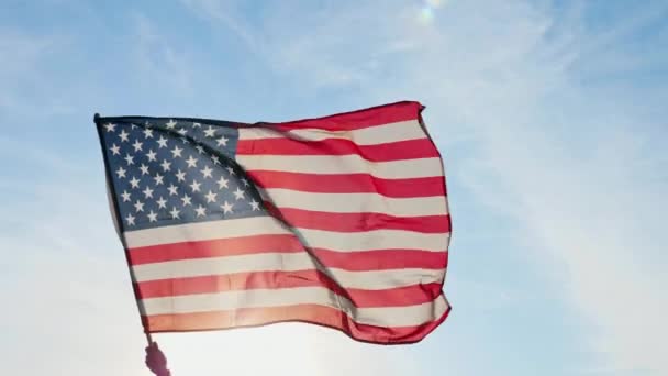 Amerikanische Flagge weht im Wind bei Sonnenaufgang in Zeitlupe — Stockvideo