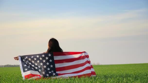 Amerikaans vrouw gewikkeld zichzelf vlag van Amerika — Stockvideo