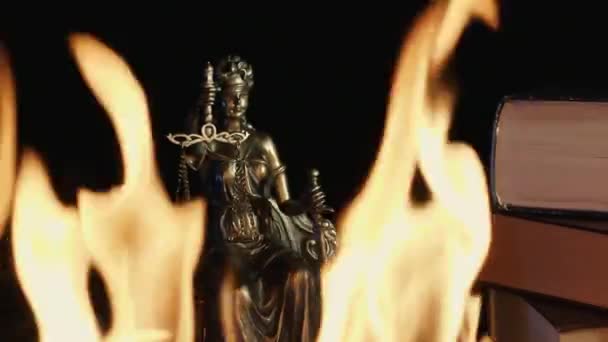 La Statue de la Justice - Les flammes au premier plan — Video