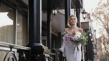 Gelin düğün renkli buket sokakta tutuyor