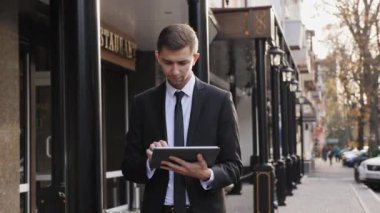 Yakışıklı işadamı tablet bilgisayar kullanıyor