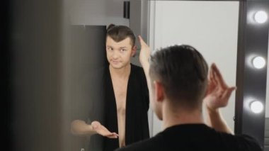 Bir adam onun saç jeli uygulayarak styling