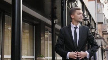 Komik genç adam sokakta dans klasik takım elbiseli