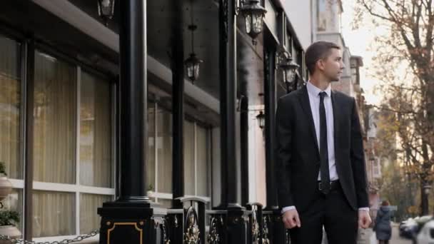 Attractive young man in a classic suit dancing in the street — Stock Video