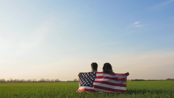 Muž a žena zabalené vlajky Ameriky — Stock video