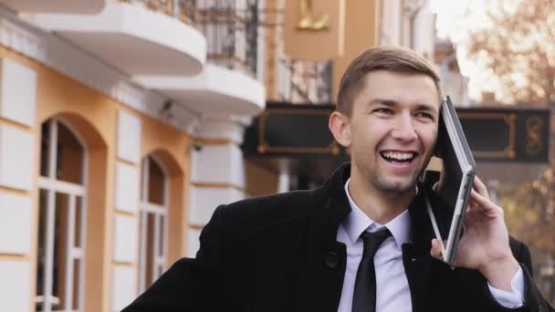 Chico gracioso en un traje hablando en una tableta — Vídeos de Stock