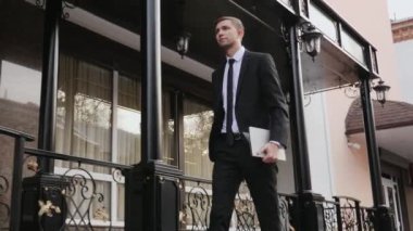 Genç işadamı güvenle sokakta yürürken