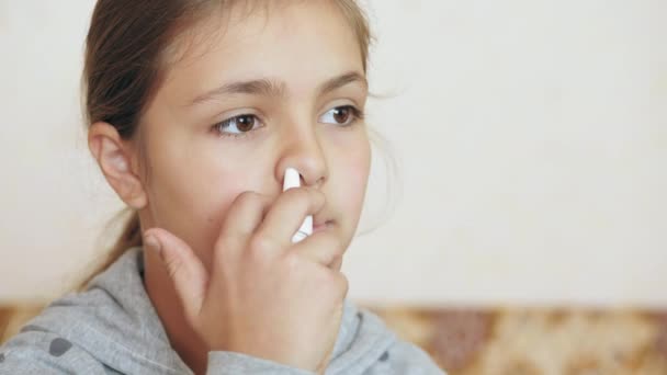 青少年女孩喷入鼻子喷雾 家庭治疗 — 图库视频影像