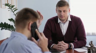 İş adamları iş başında. Ofiste iki adam